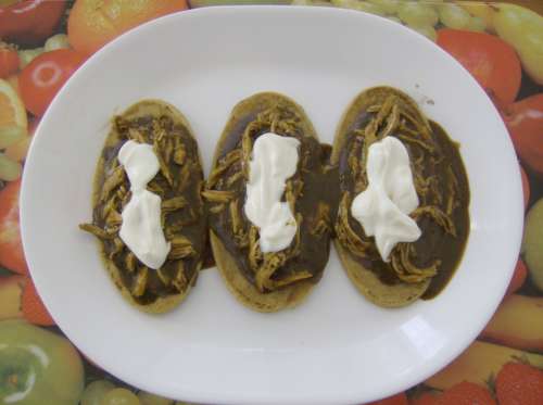 Chalupa de Mole con Pollo